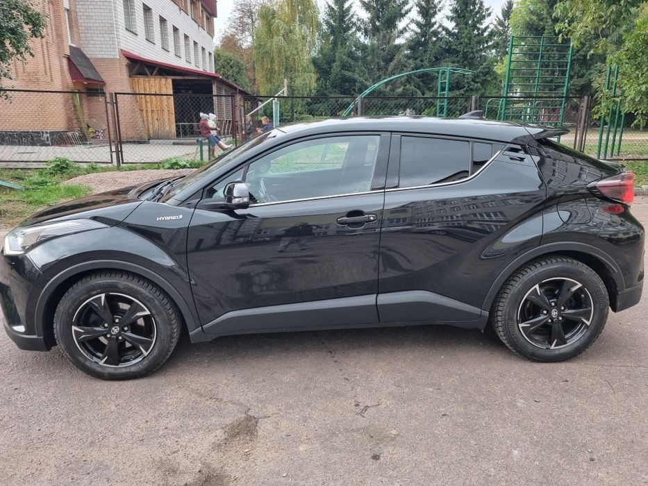 Toyota C-HR 2019 гибрид