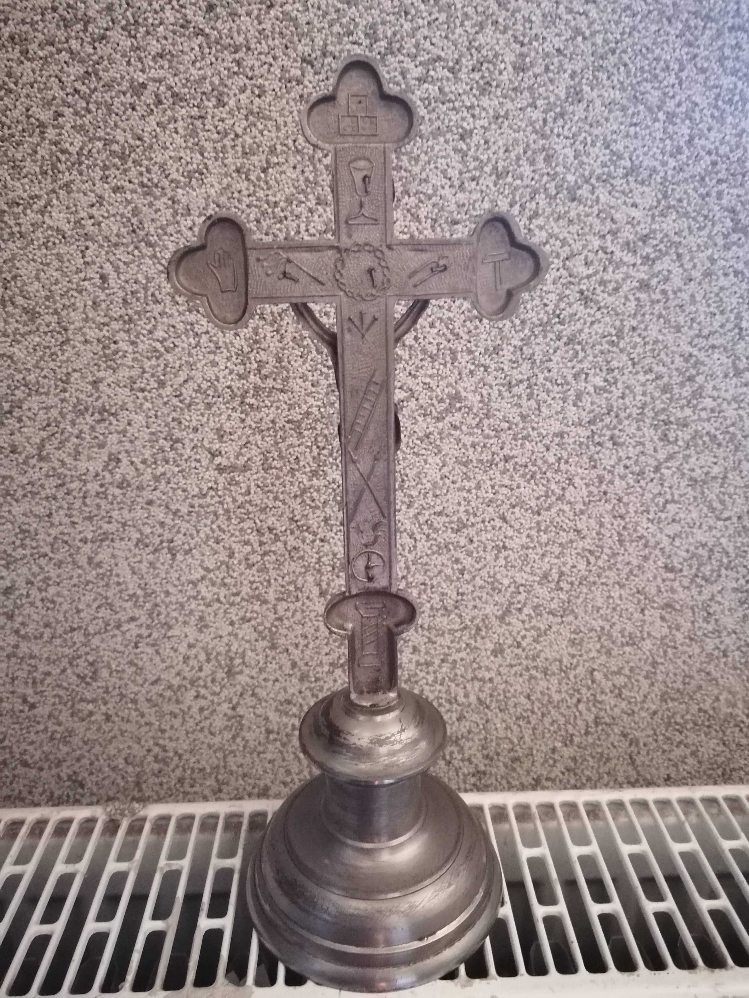 Krucyfiks krzyż stojący