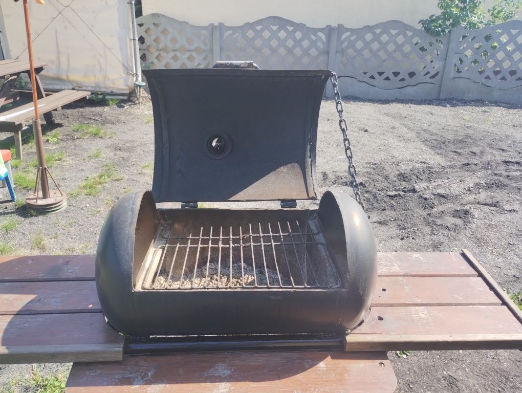 Grill ogrodowy węglowy