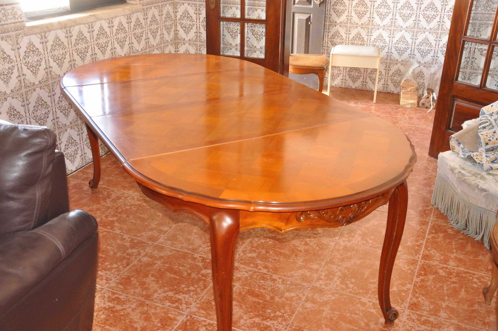 Mesa de jantar clássica em madeira com extensão