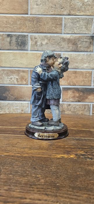 Figura, rzeźba sygnowana na drewnianej podstawie