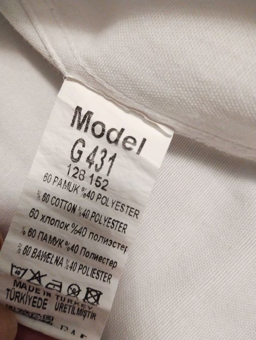 Koszula chłopięca biała z granatowymi wstawkami 152