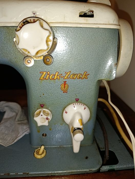 Продам швейную машинку