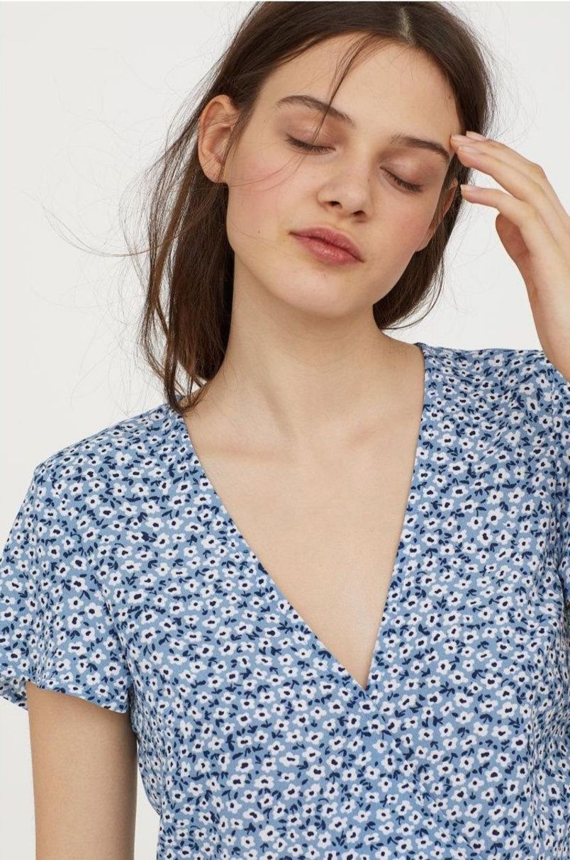 H&M L-XL śliczna niebieska krótka sukienka mini w kwiaty kwiatuszki