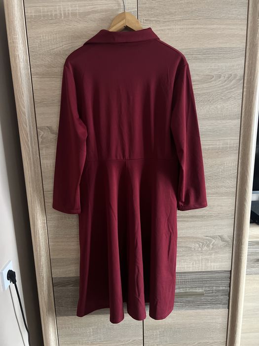 Bordowa sukienka z kołnierzykiem elegancka 5XL