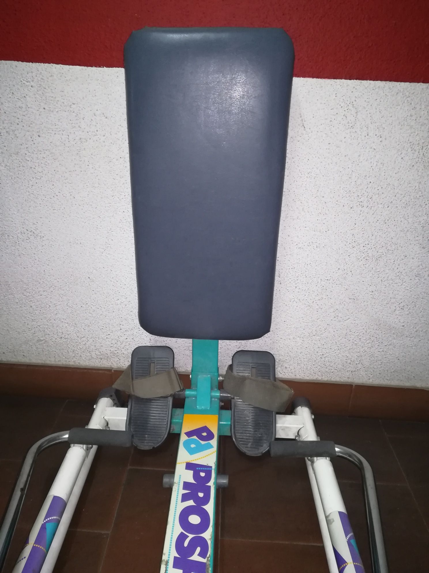 Máquina de remo e exercícios