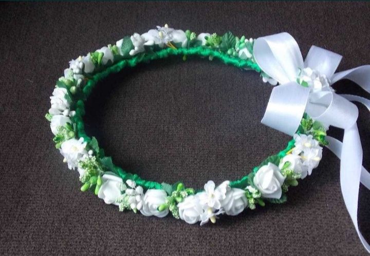 Wianek komunijny , sztuczne kwiaty + drewniany topper na tort