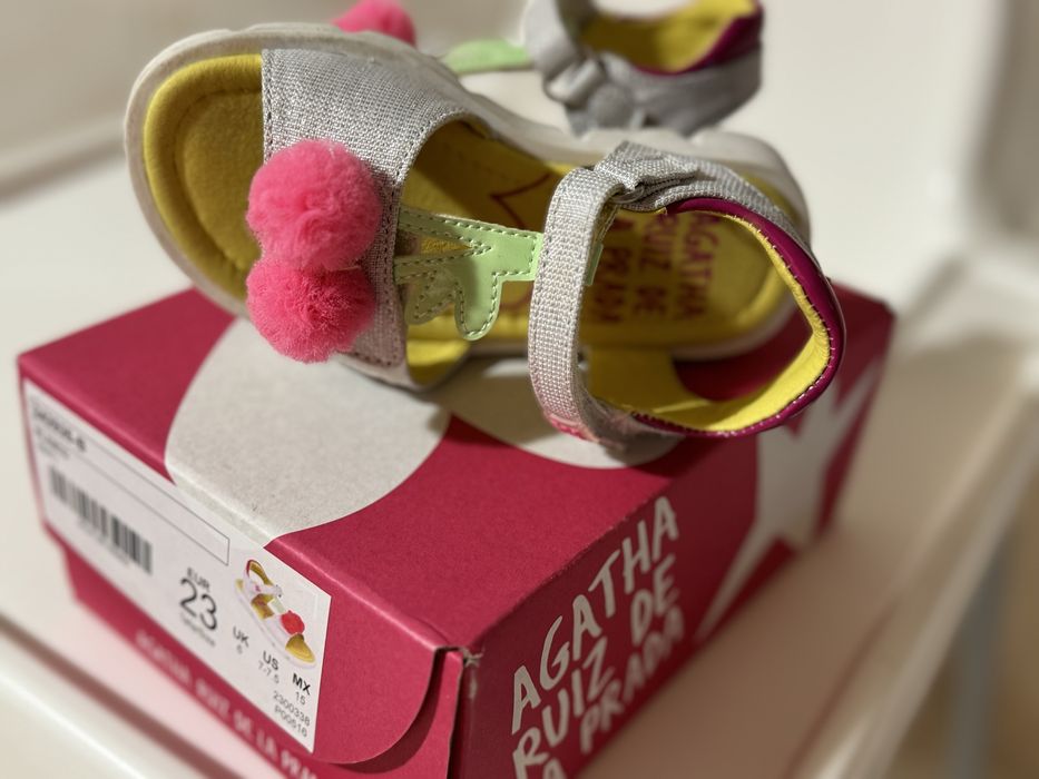 Vendo sandálias menina