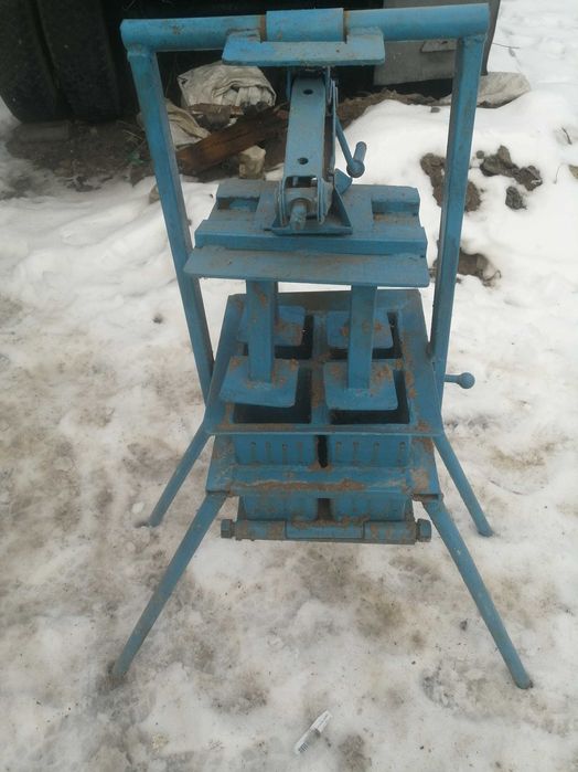 Прес для тирсоблоків на 4 штуки.