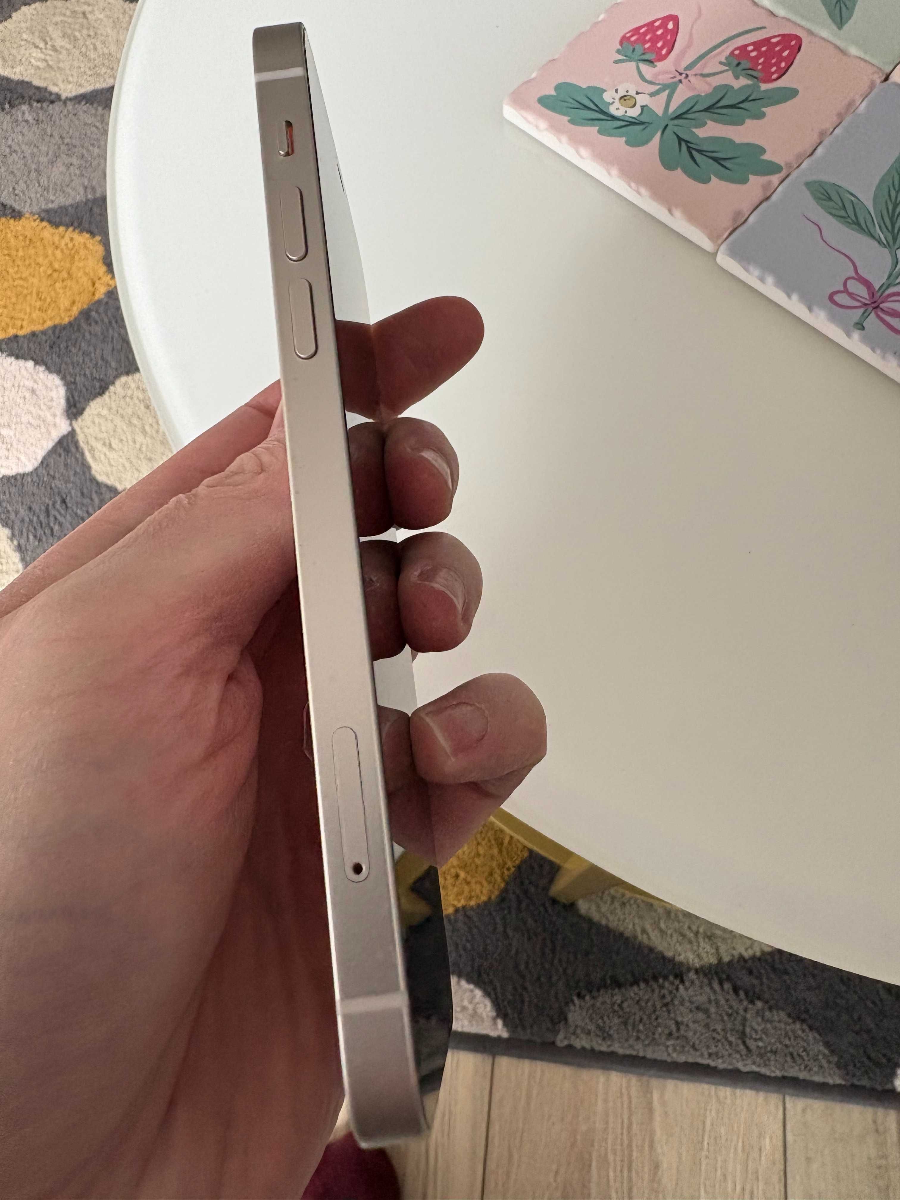 iPhone 12 128 GB Biały-stan bdb. + kable i ładowarka - kot jest tłem:)