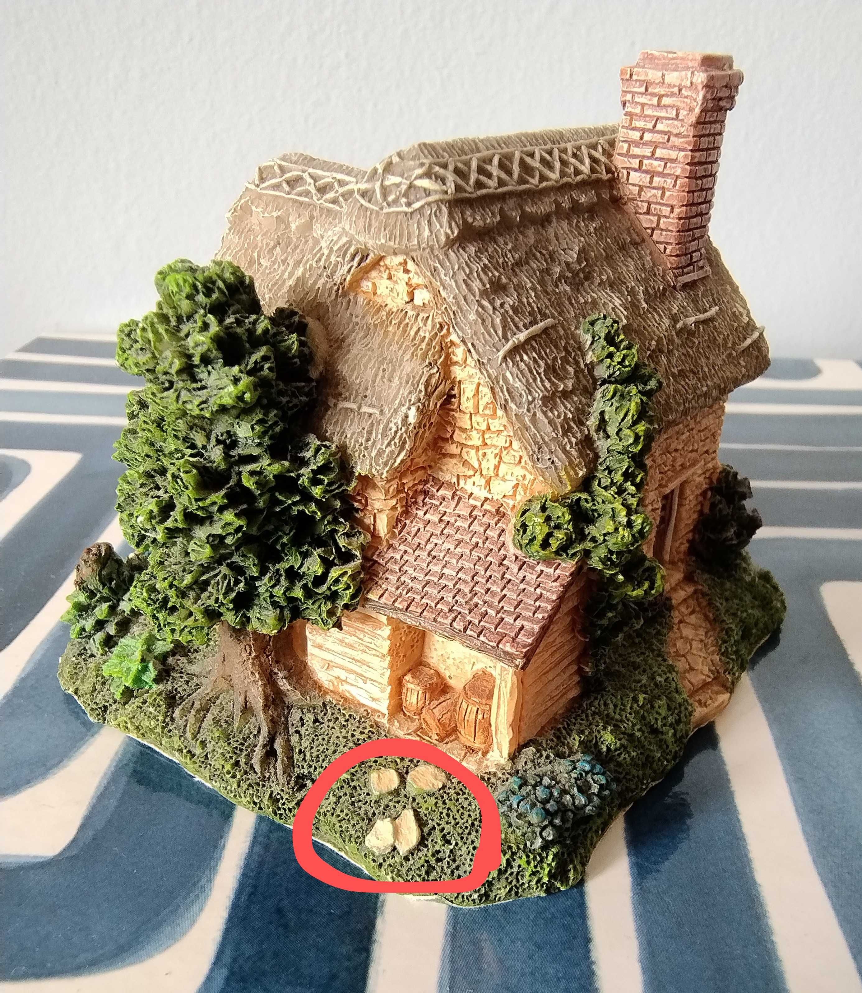 Leonardo Collection Red Lion miniaturowy dom domek lilliput miniatura