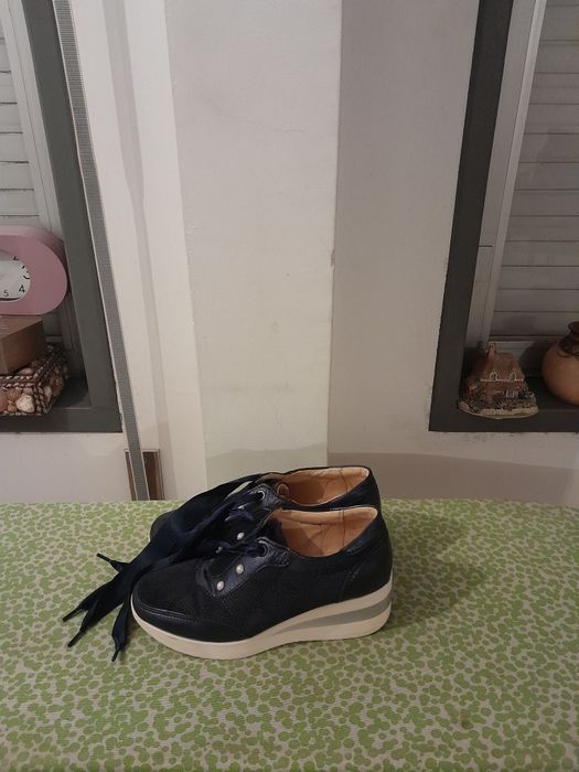 Vendo Sapatilhas de Senhora muito bonitas como novas