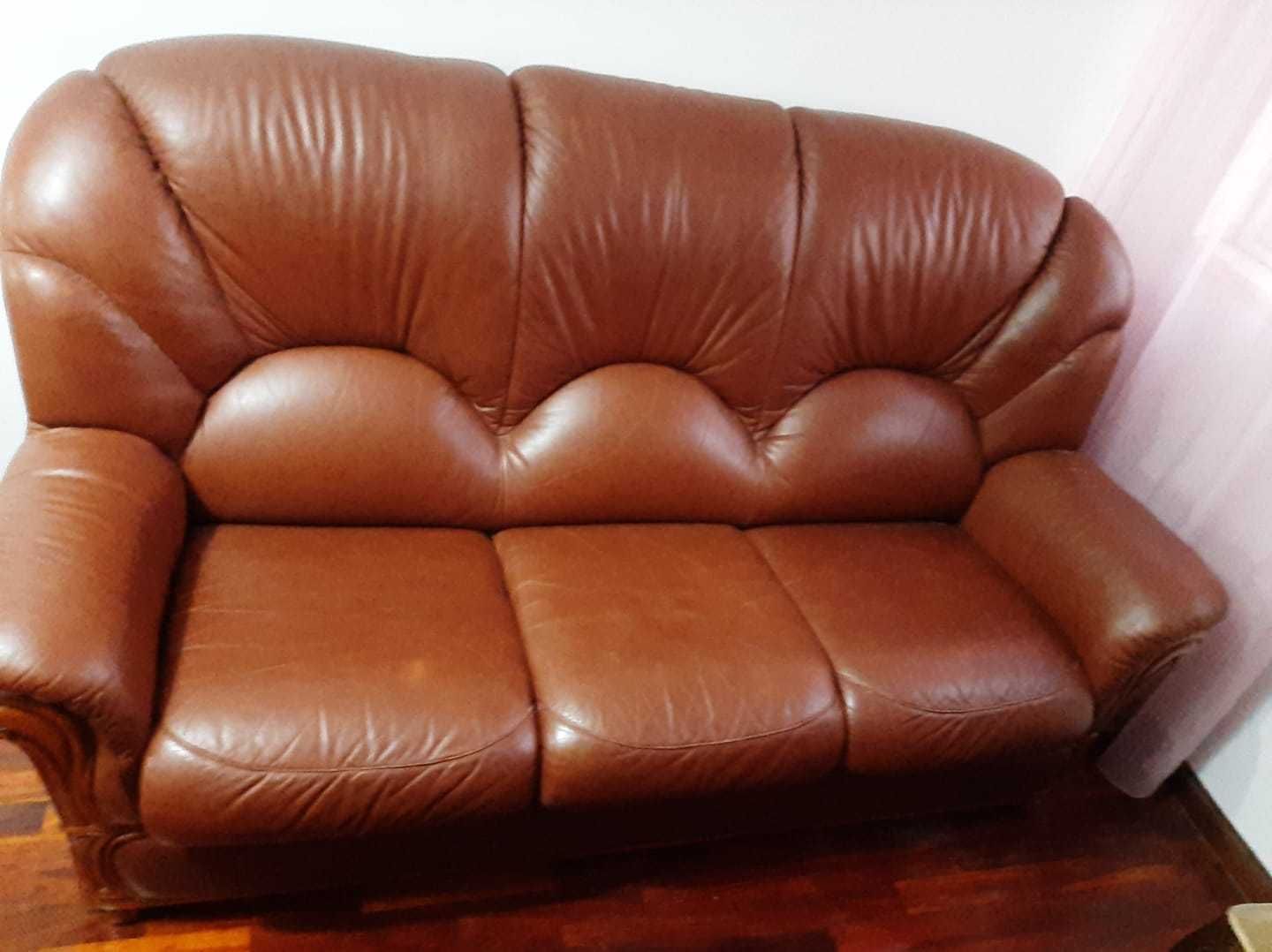 Sofá cama em pele castanha