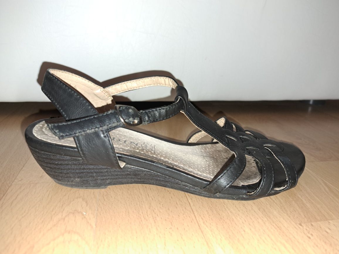 Sandałki czarne na niskim koturnie