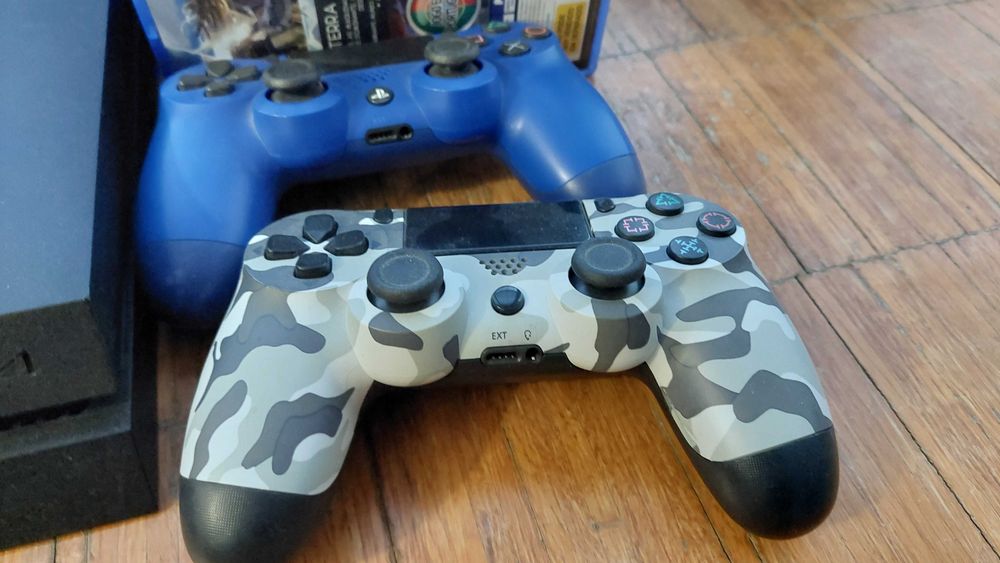 PS4 com 13 jogos e 2 comandos