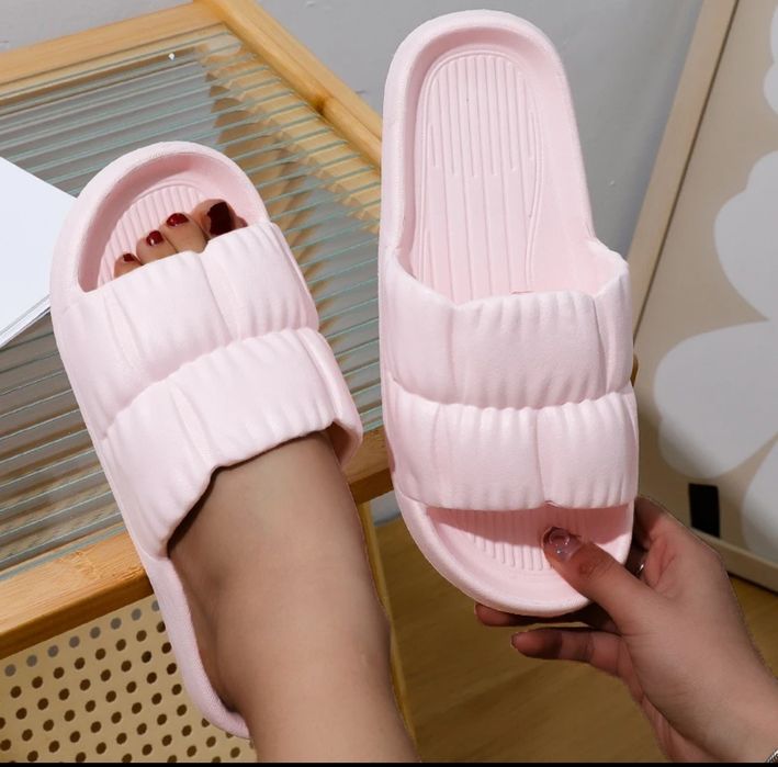 Рожеві зручні шльопанці