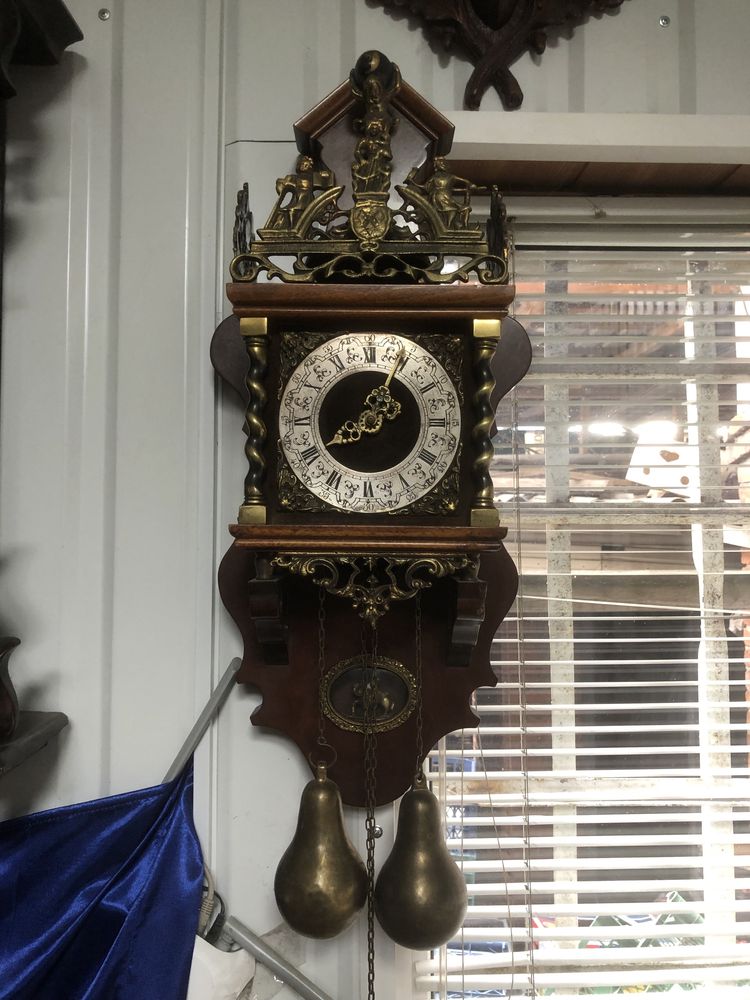 Продам старинные настенные часы на уверенном зоду с рабочим боем