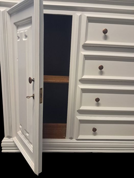 Móvel em madeira branco em excelente estado