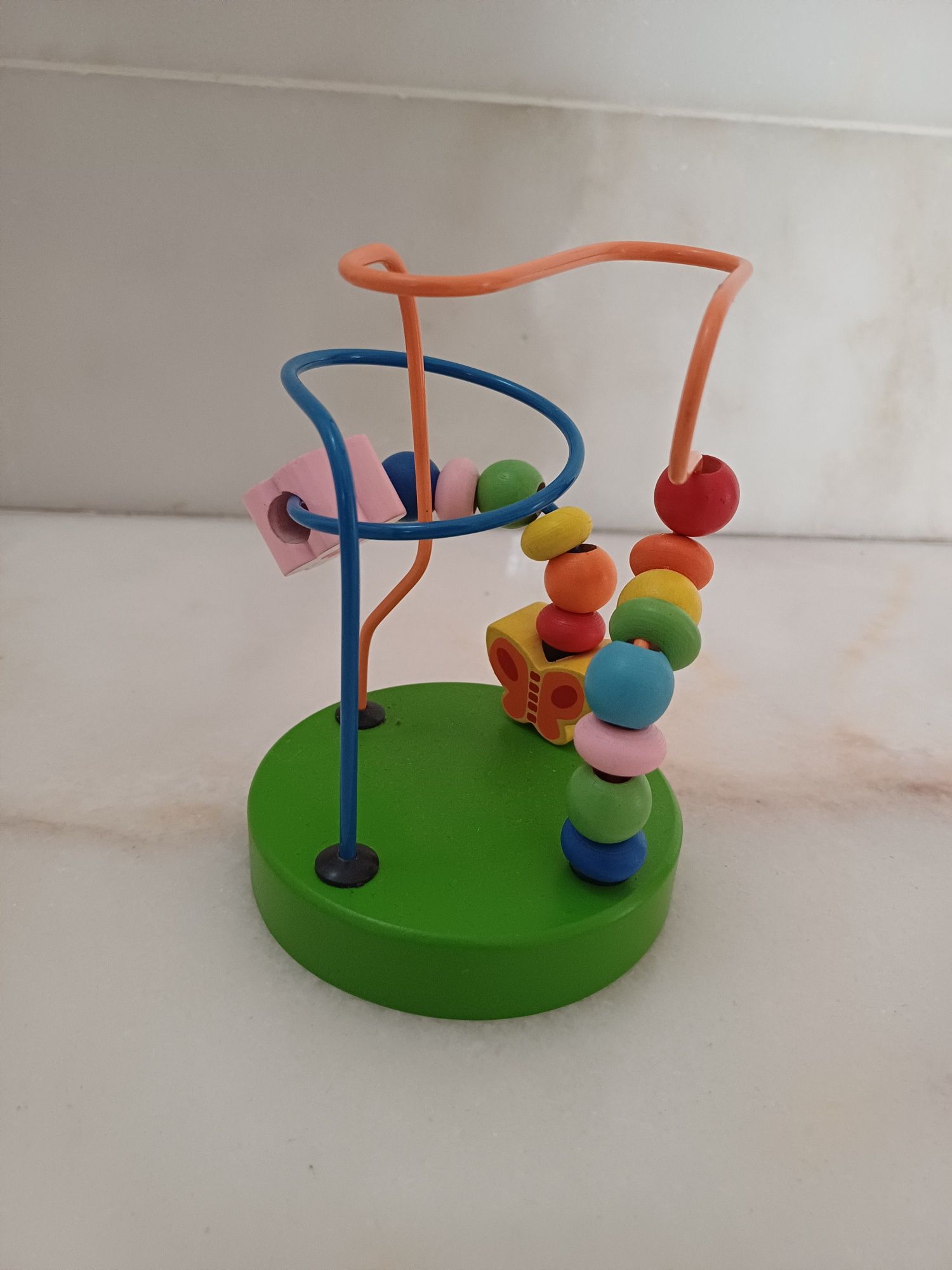 Brinquedos de madeira coloridos