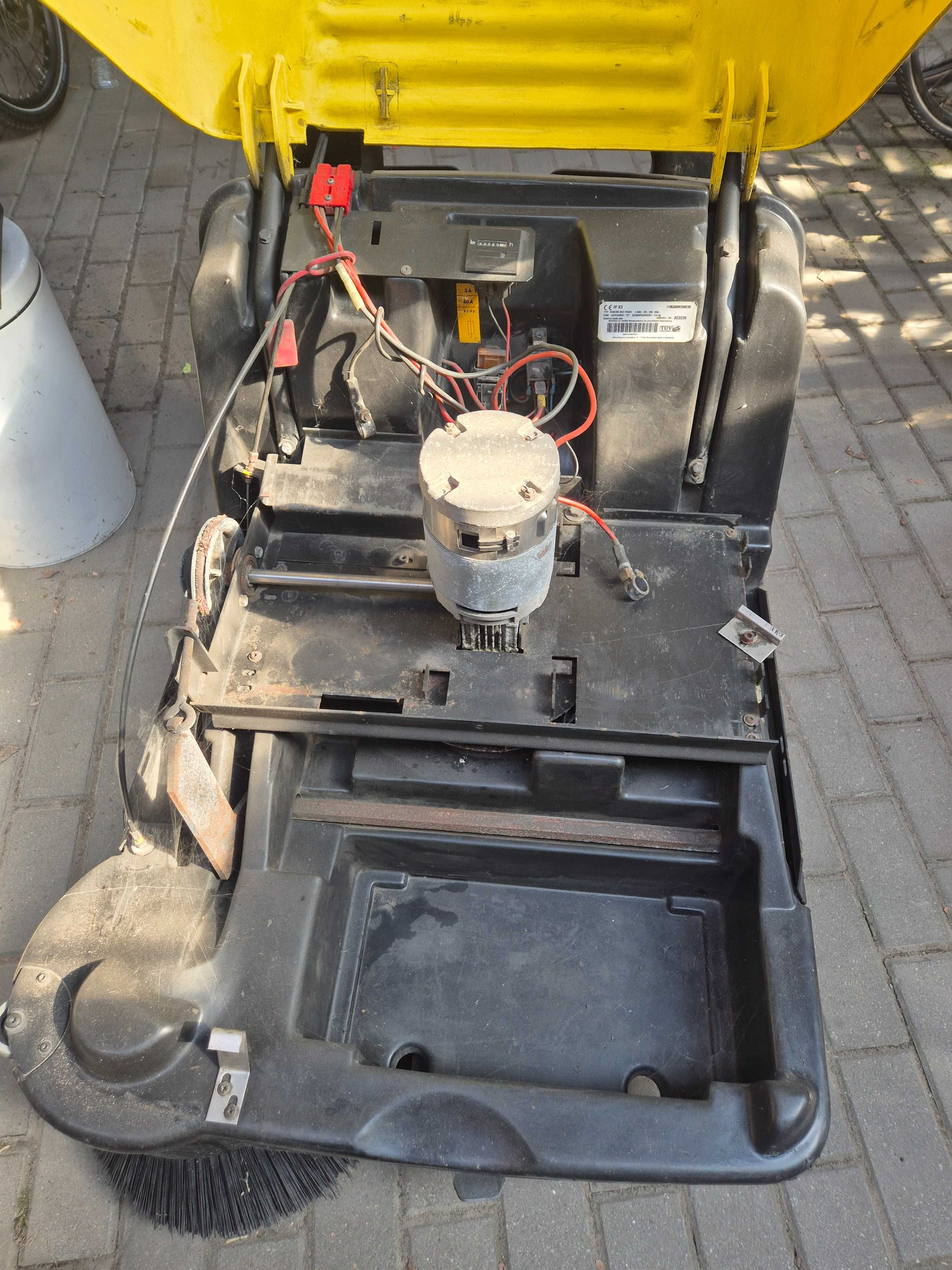 Profesjonalna zamiatarka Karcher KSM 750 Bat