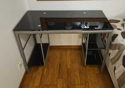 Secretária em vidro preto