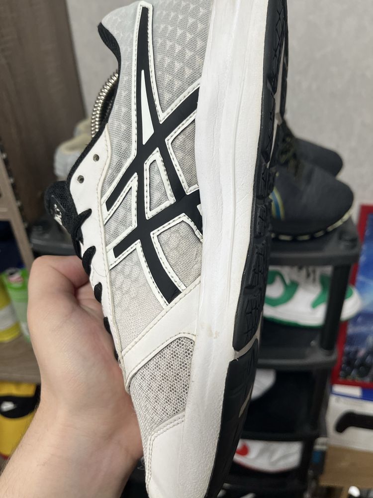 Кроссовки asics для спорта.