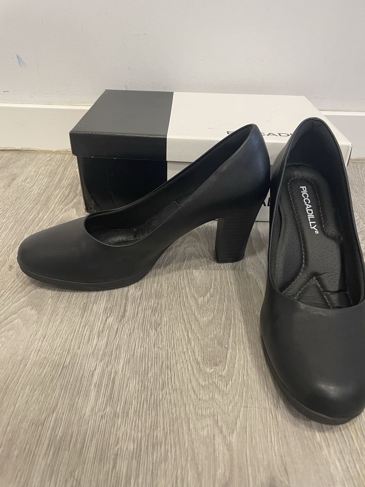 Sapatos Piccadilly pretos