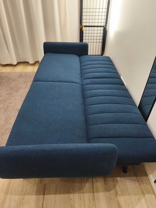 Rozkładana granatowa kanapa