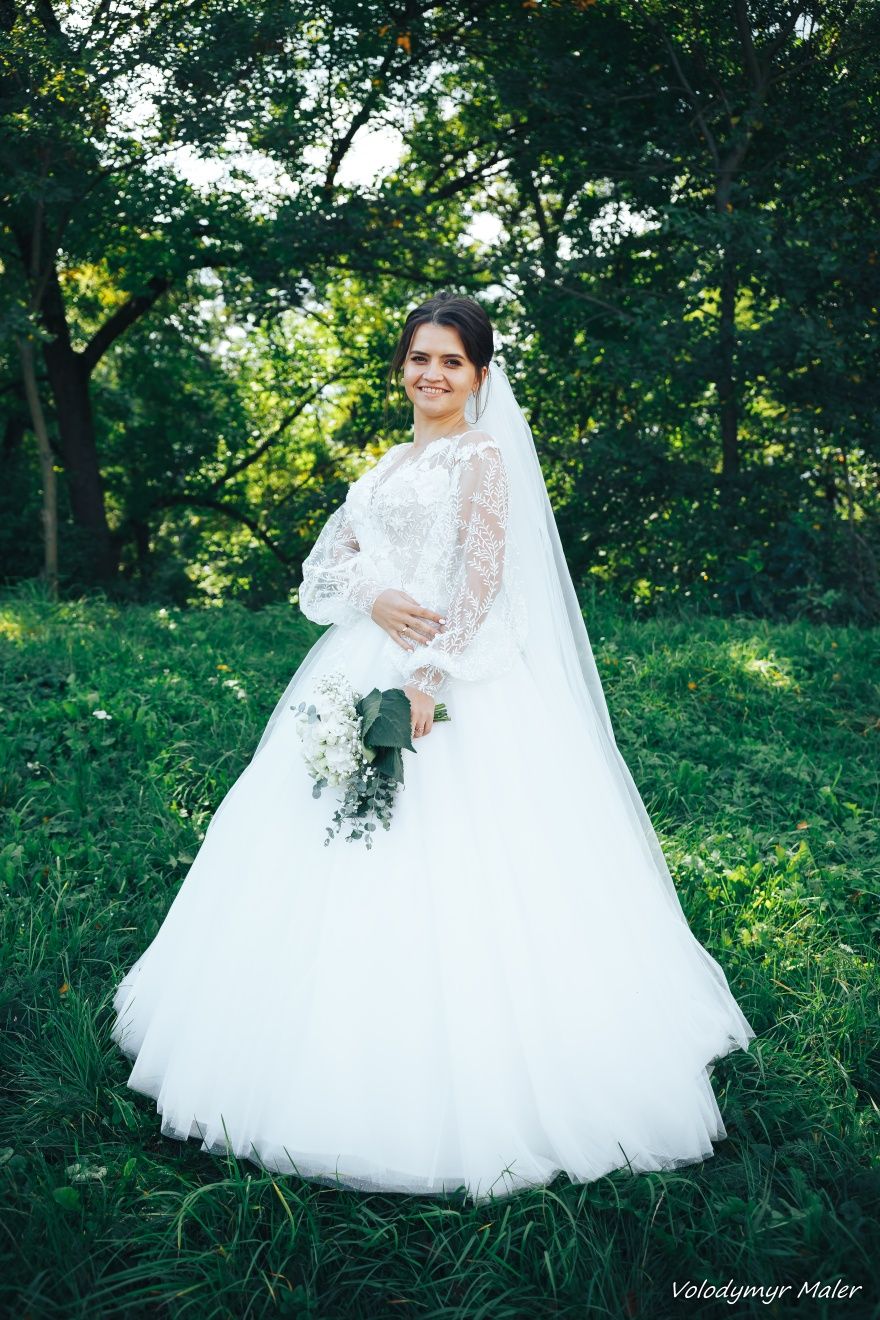Плаття весільне пишне з корсетом