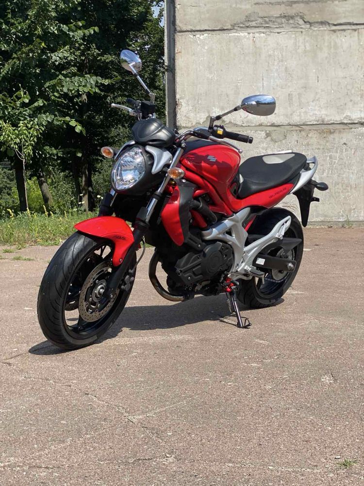 Японський мотоцикл Сузуки Гладіус Suzuki Gladius 400 з Японії