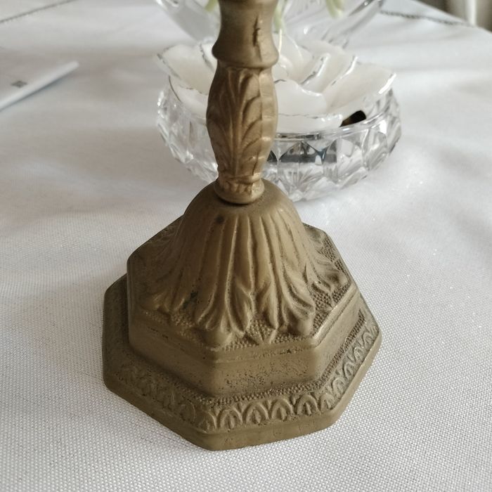 Mosiężny świecznik wys 23 cm.