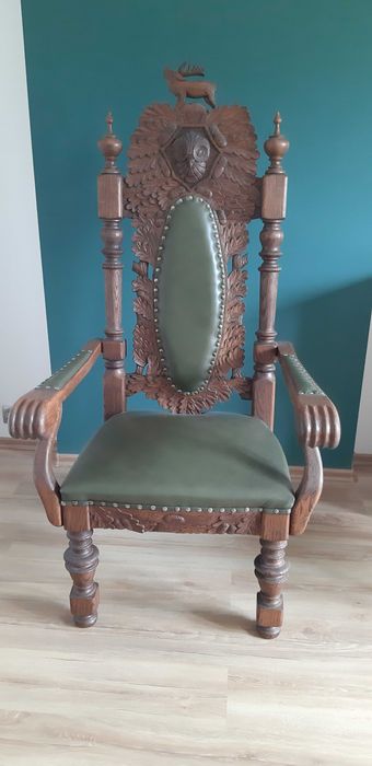 Fotel dębowy rzeźbiony