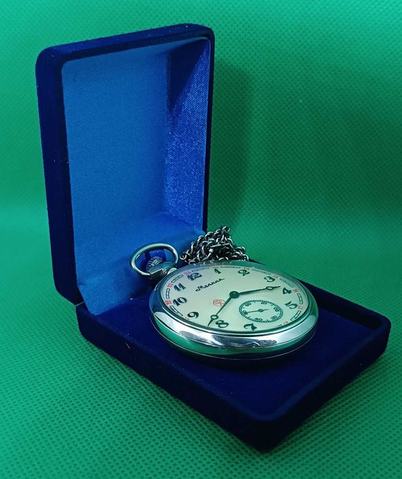 Часы  карманные Молния " Волки " с родной цепочкой в футляре