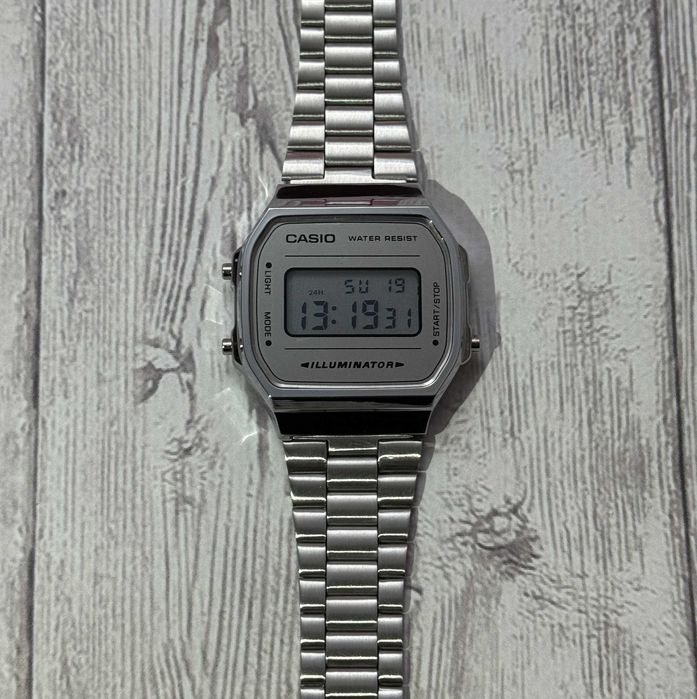 Наручний годинник Casio A168 (маленька цятка під склом на дисплеї)