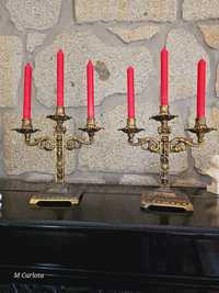 Par de candelabros antigos, em bronze.