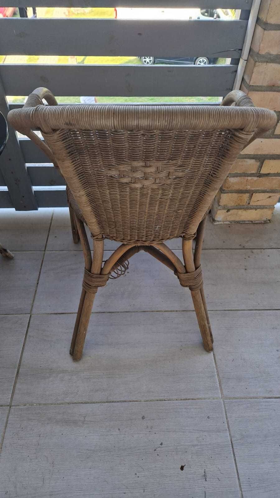 stół z fotelem zestaw na balkon taras z rattanu rattanowy plecionka