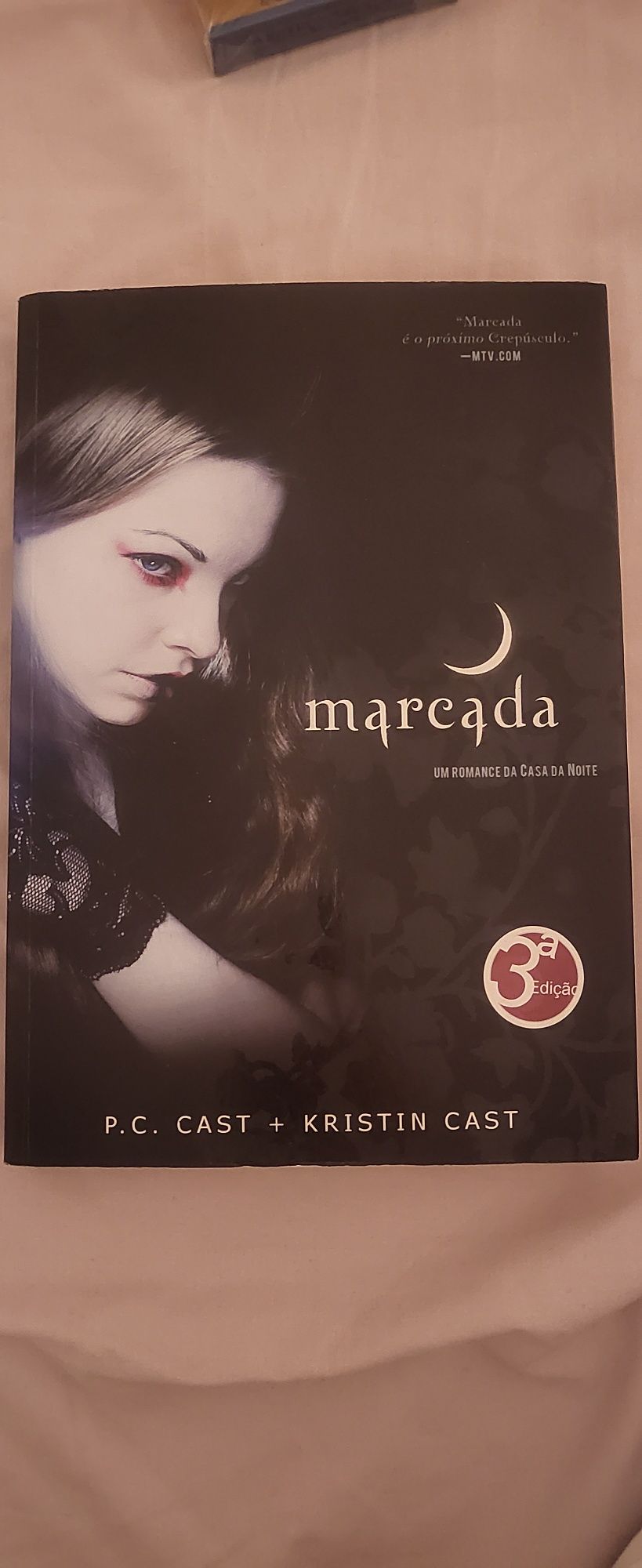 Livro de vampiros e romance "Marcada"