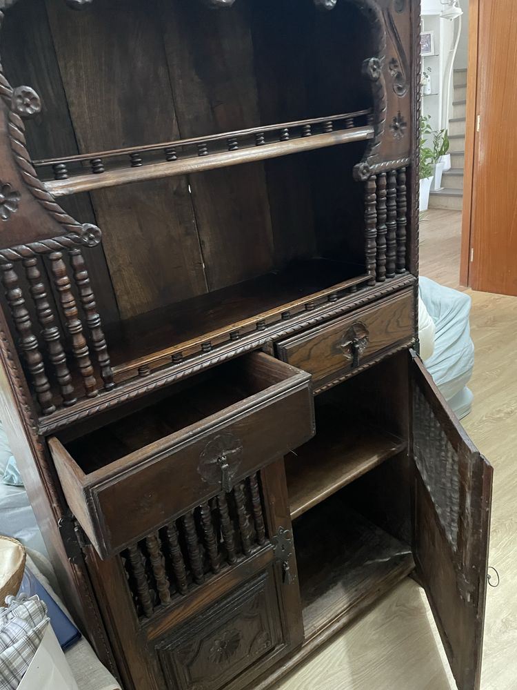 Armário castanho escuro