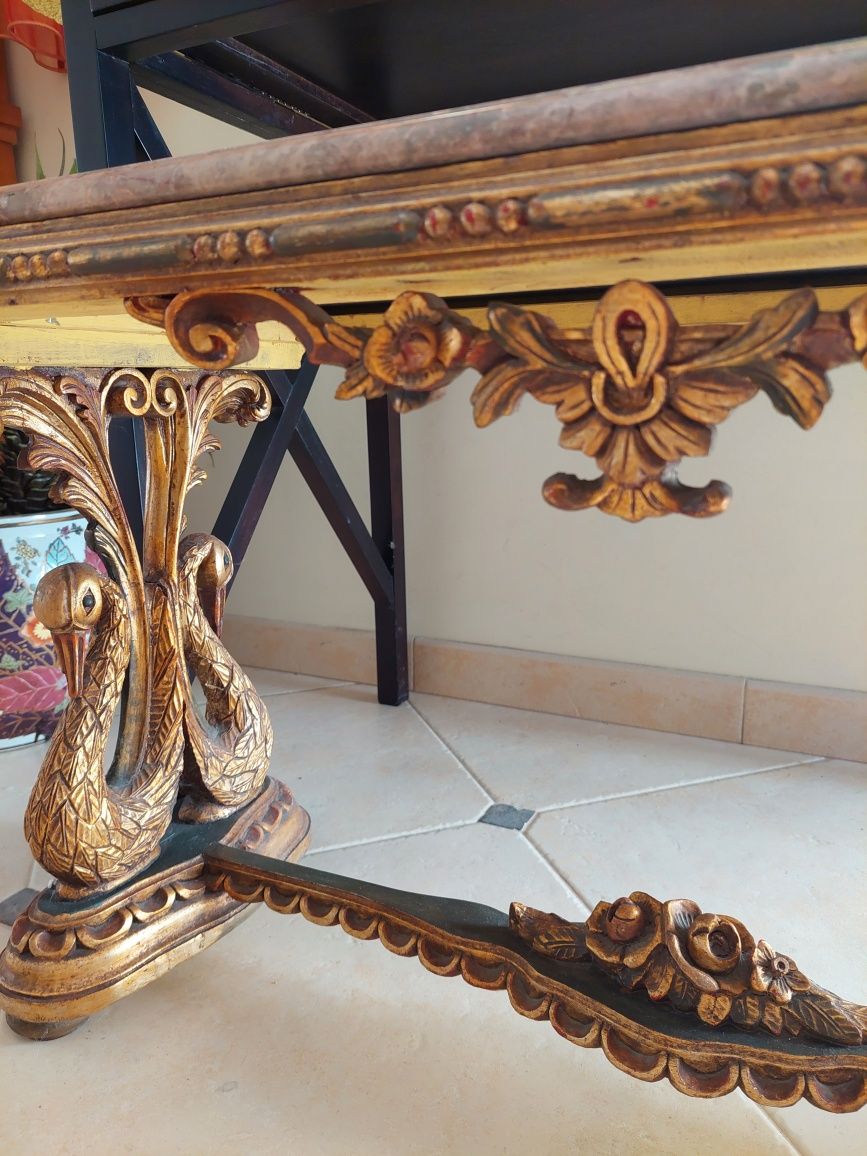 Mesa em talha dourada