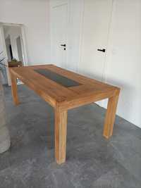 Duży dębowy stół