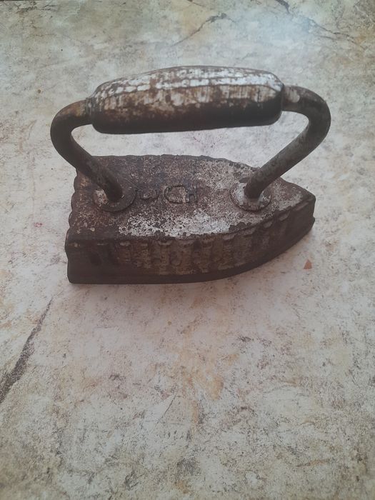 Продам утюг старинный.