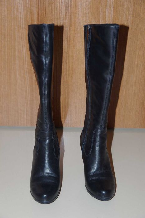 Buty - kozaki czarne na obcasie.