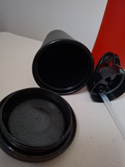 Bidon i kubek z nakrętką