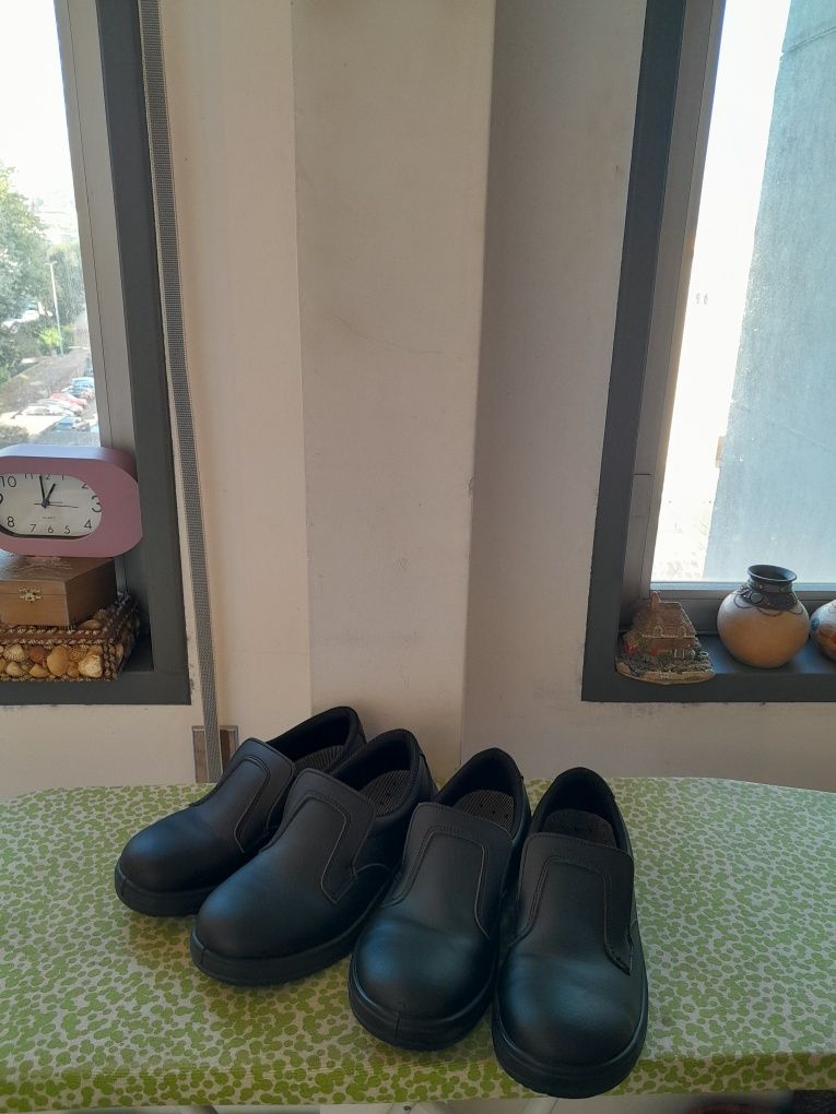 Vendo Dois Pares de Sapatos de Senhor muito bonitos como novos