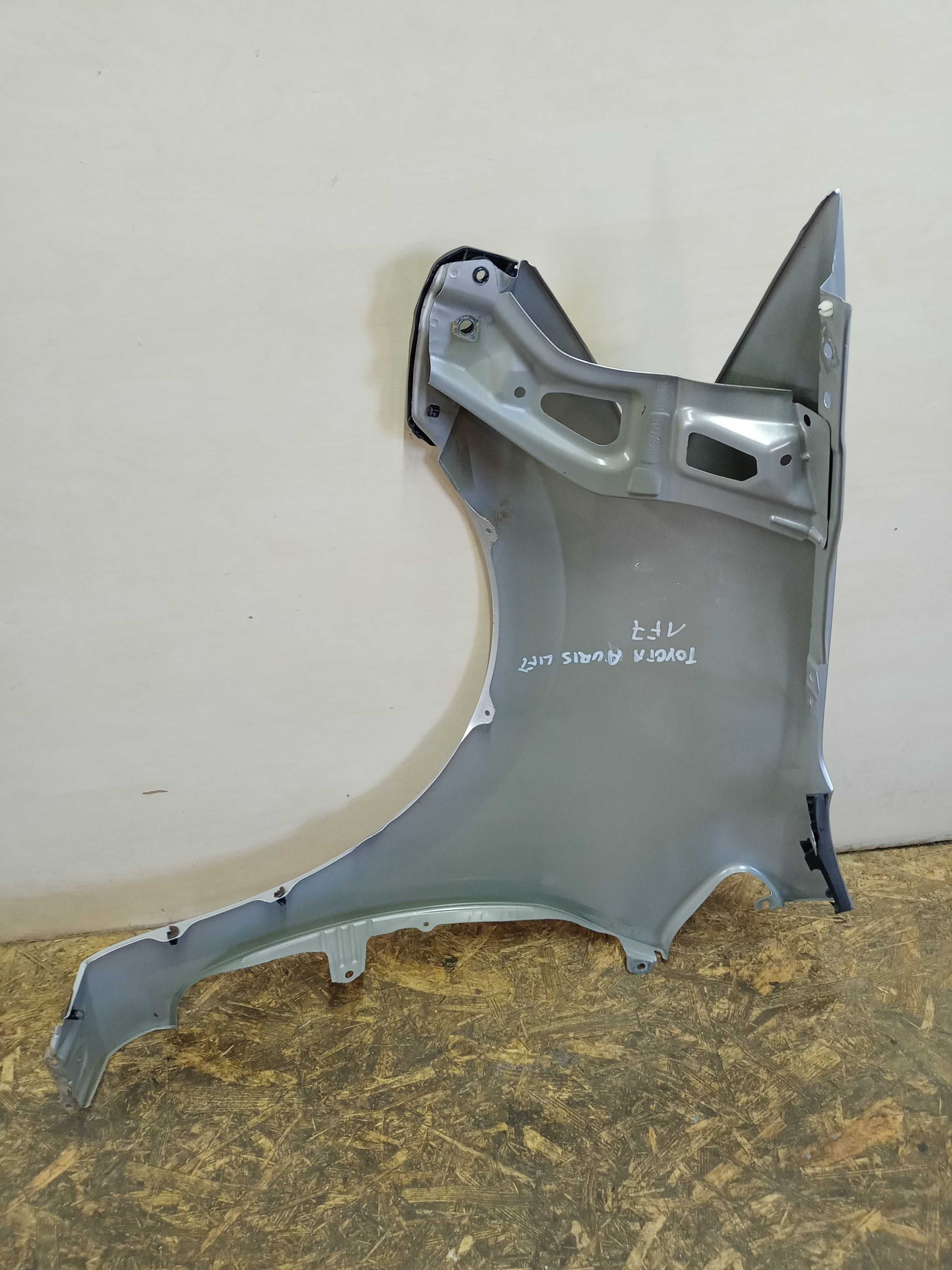Toyota Auris 1 FL lift błotnik prawy przód przedni kompletny kolor 1F7