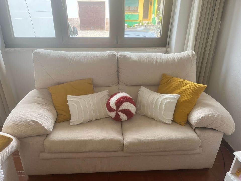 Conjunto de sofás em tecido bege