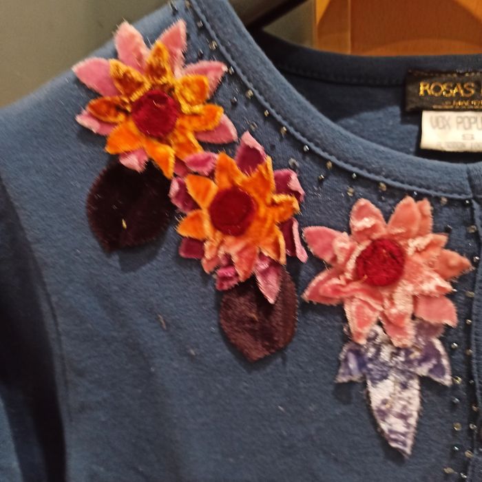 Casaco de algodão adornado com flores e missangas