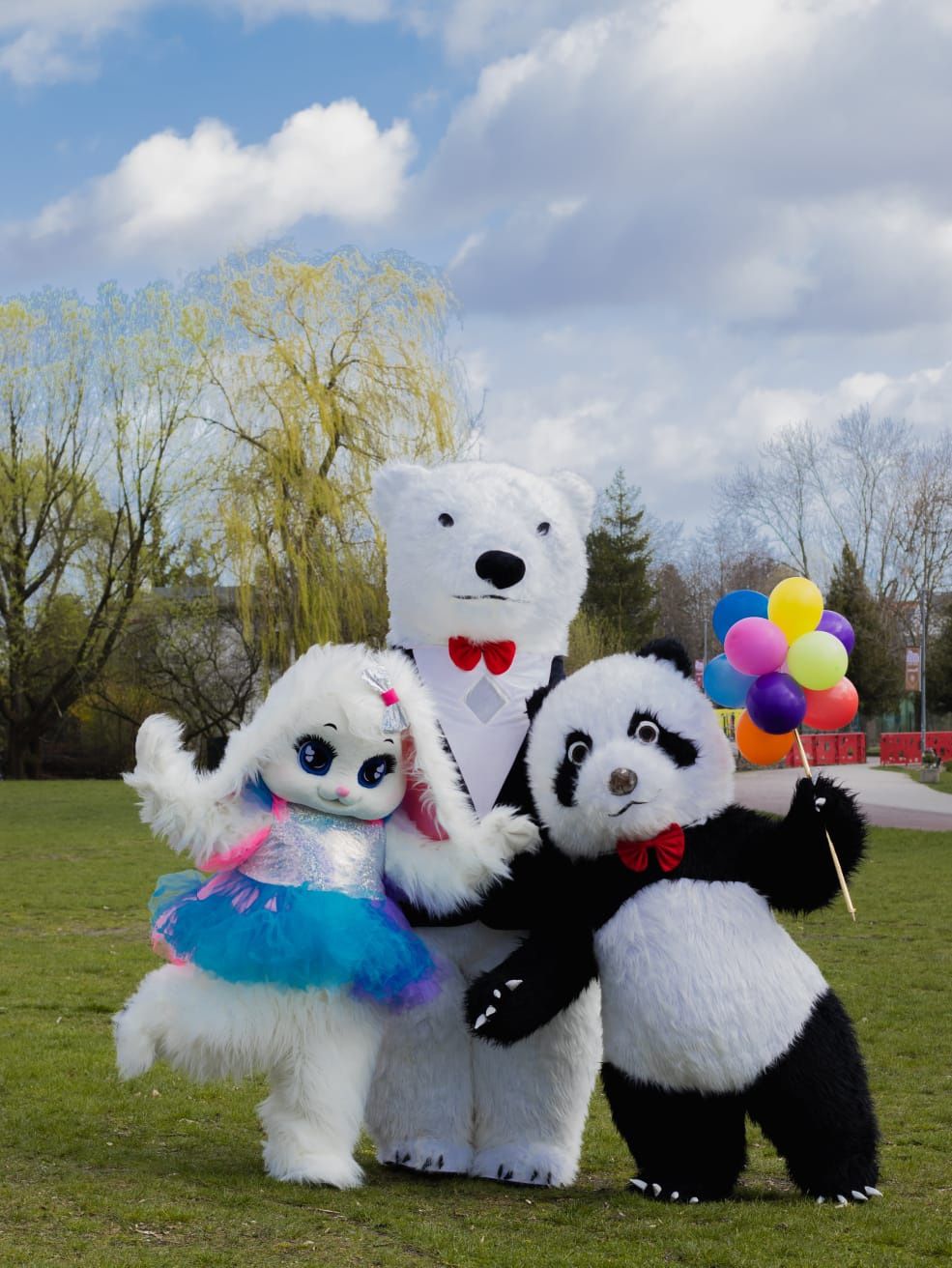 Duży biały miś i  miś panda atrakcja na twoją zabawe