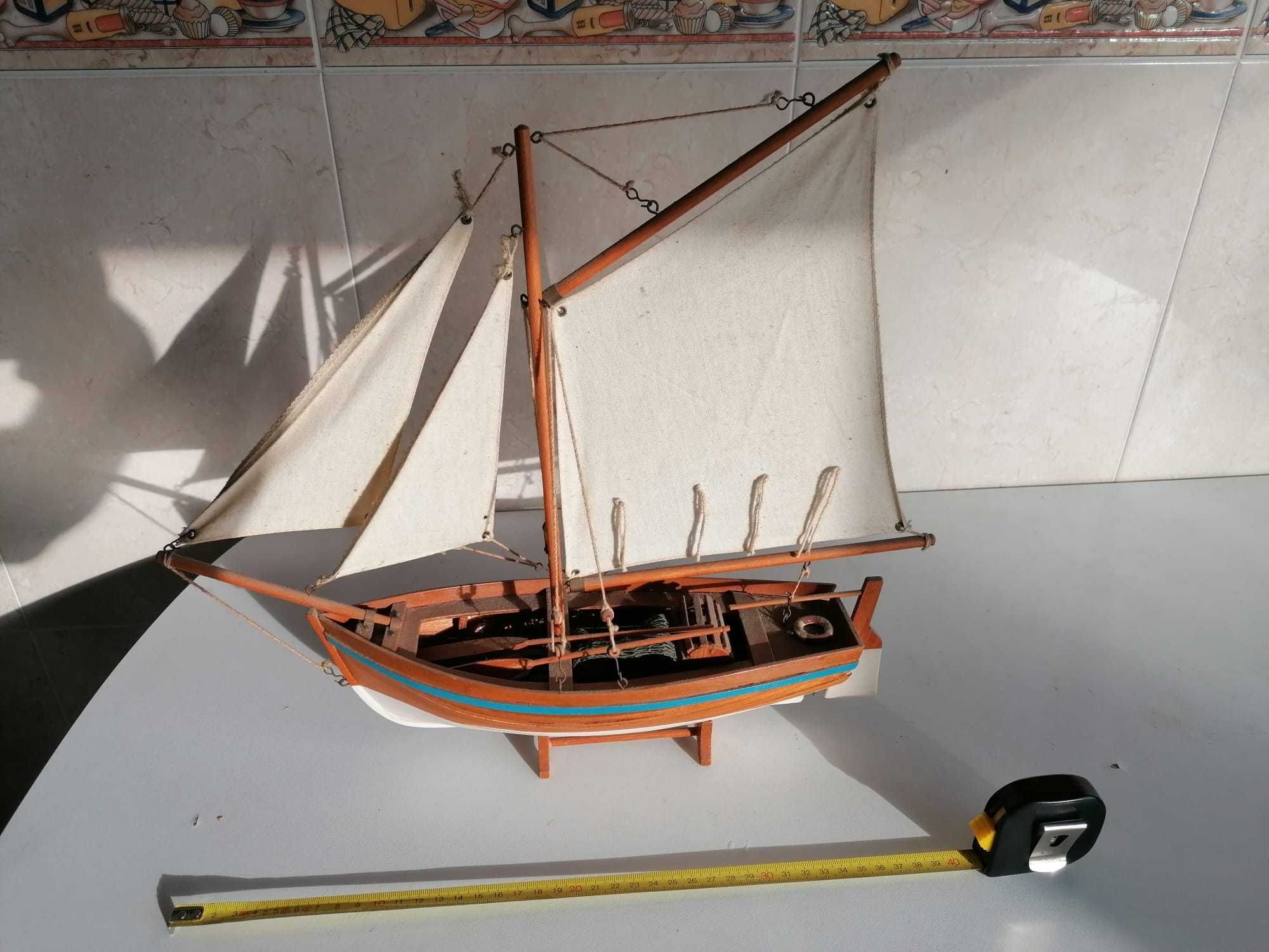 Barco decorativo veleiro em madeira