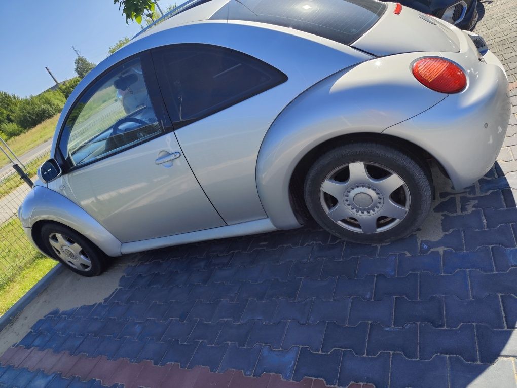 Volkswagen New Beetle uszkodzony